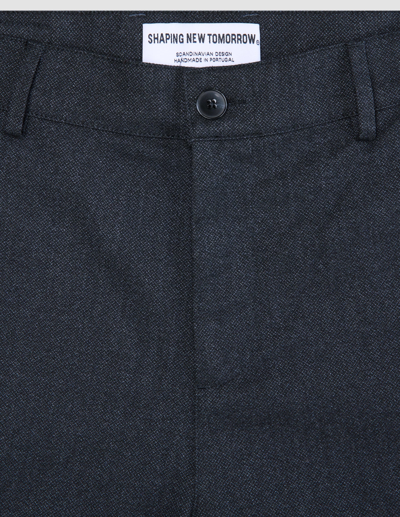 Nærbillede af linningen og knappen på de mørkeblå Atelier Pants Relaxed Dark Navy i brudt twill med afslappet snit.